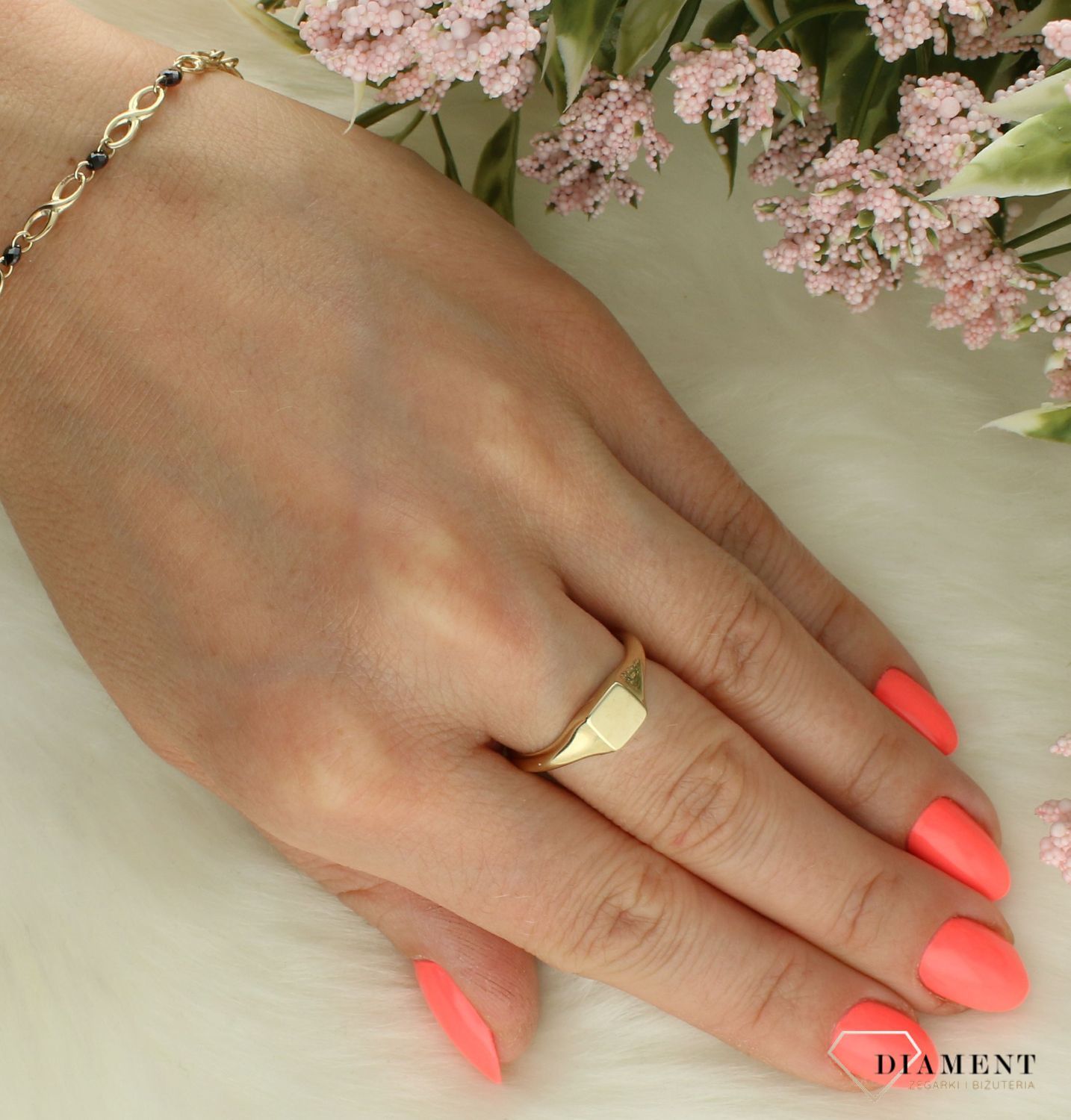 Złoty pierścionek damski 375 w formie sygnetu gładki PI 7070 375. Złoty pierścionek damski. Pierścionek złoty damski o modnym wzorze. Złoty damski pierścionek próby 375. Pierścionek złoty dla kobiety na prezent (2).jpg